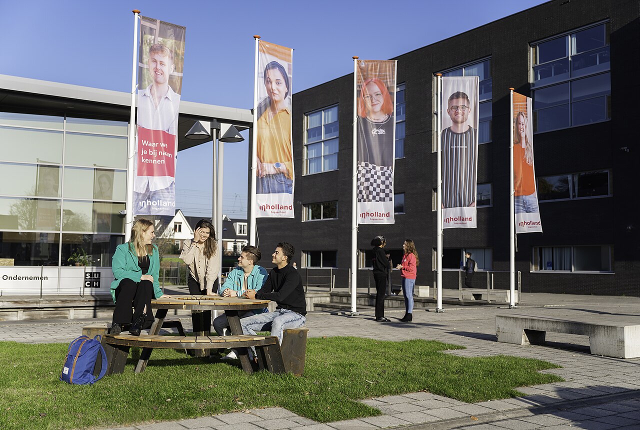 Het gebouw van Hogeschool Inholland Haarlem aan de Bijdorplaan